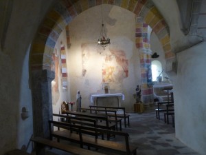 L'intérieur de l'église de Louchy-Montfand