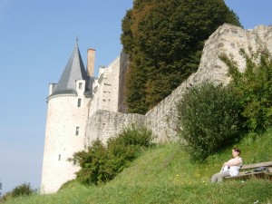 Laurence assise près du château de Sainte-Suzanne