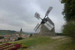 Le moulin de Lautrec tourne ses ailes au dessus du village