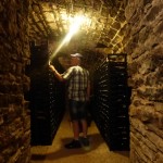 Dans une cave à Gevrey-Chambertin. Edouard à la recherche de la bonne bouteille .