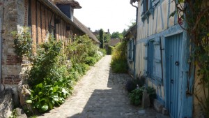Gerberoy : Autre ruelle pavée et maisons en torchis dont une peinte en bleu