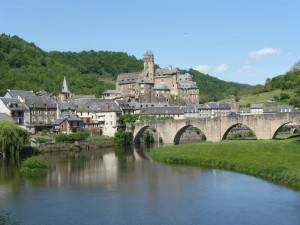 Le bourg d'Estaing,  le château médiéval (XVème-XVIIème et le pont gothique enjambant le Lot