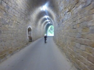 Un tunnel "cyclable" très bien éclairée sur une ancienne voie ferrée