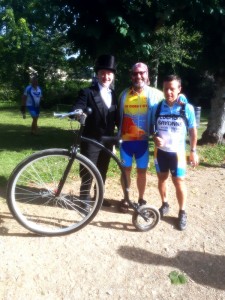 Bien habillé le cycliste avec son beau vélo à Longny-au-Perche avec Joseph et Jean-Luc