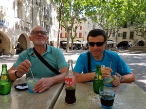 Michel et Joseph à la terrasse d'un café à Uzès