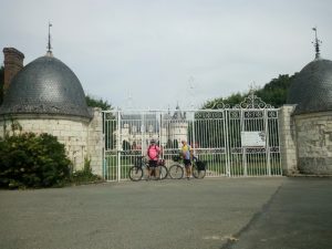 Devant le château de Mesnières en Bray