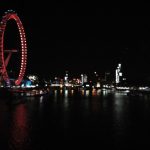 Le London Eye : Grande roue de 132m de haut illuminée en rouge le soir
