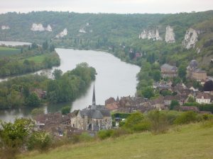 Vue générale des Andelys et la Seine