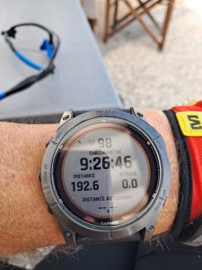 Neuf heures, vingt six minutes et quarante six secondes pour les cent quatre vingt douze kilomètres six cents à l'aller.