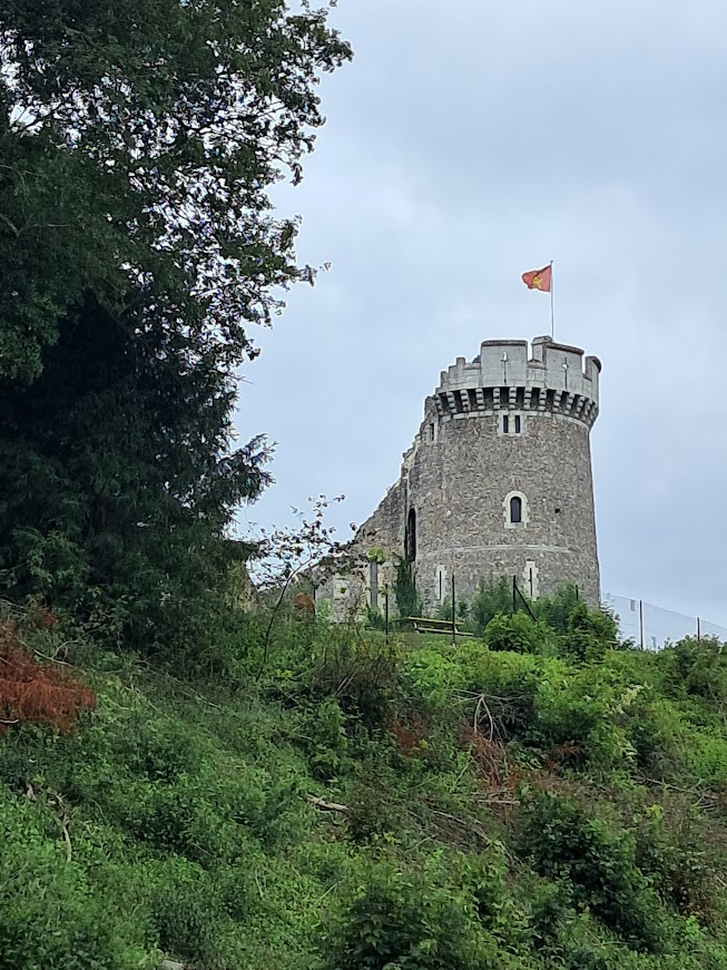 Le château de Robert le Diable qui domine la Seine et le village de La Bouille