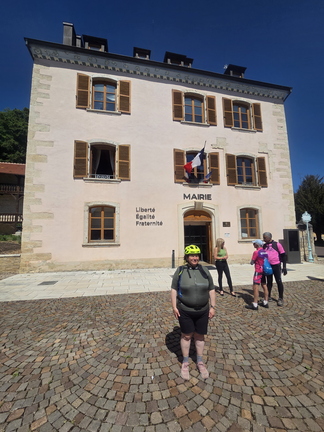Laurence devant la mairie