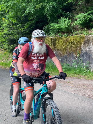 Parmi les participants un beau barbu