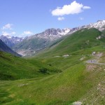 Magnifique vue des Alpes avec les randonneurs en pleine ascension